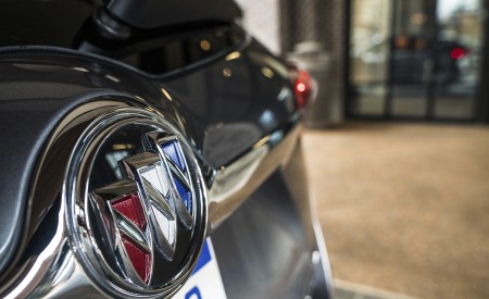 2019 Buick Envision Badge Wallpapers 450x275 (12)