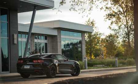 2019 Chevrolet Camaro 2.0T 1LE Rear Three-Quarter Wallpapers 450x275 (106)