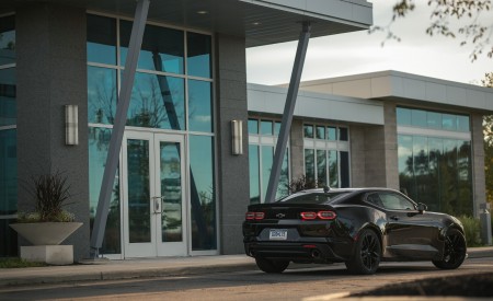 2019 Chevrolet Camaro 2.0T 1LE Rear Three-Quarter Wallpapers 450x275 (113)
