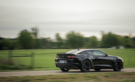 2019 Chevrolet Camaro 2.0T 1LE Rear Three-Quarter Wallpapers 450x275 (107)