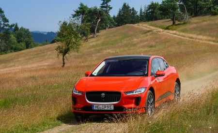 2019 Jaguar I-PACE EV400 AWD HSE First Edition (Color: Photon Red) Front Wallpapers 450x275 (37)