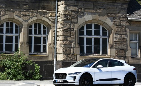 2019 Jaguar I-PACE EV400 AWD S (Color: Yulong White) Front Three-Quarter Wallpapers 450x275 (173)