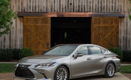 2019 Lexus ES 300h Front Three-Quarter Wallpapers 450x275 (63)