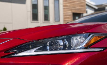 2019 Lexus ES 300h Headlight Wallpapers 450x275 (75)