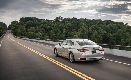2019 Lexus ES 300h Rear Three-Quarter Wallpapers 450x275 (62)