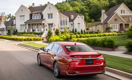 2019 Lexus ES 300h Rear Three-Quarter Wallpapers 450x275 (72)