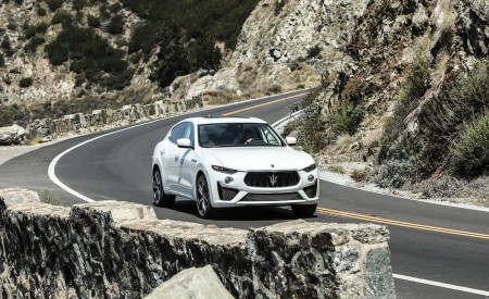 2019 Maserati Levante GTS Front Three-Quarter Wallpapers 450x275 (9)