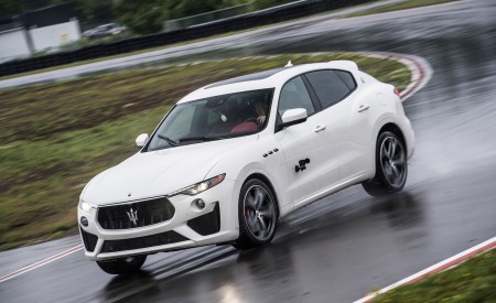 2019 Maserati Levante GTS Front Three-Quarter Wallpapers 450x275 (63)