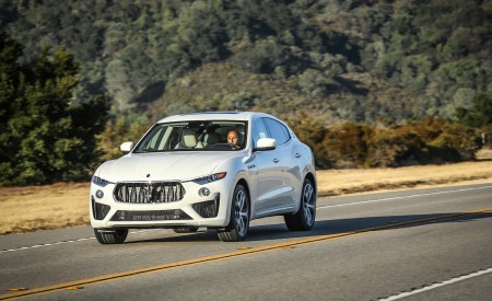 2019 Maserati Levante GTS Front Three-Quarter Wallpapers 450x275 (12)