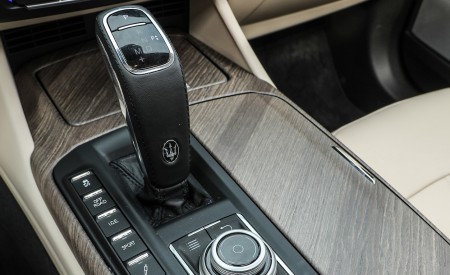 2019 Maserati Levante GTS Shift Knob Wallpapers 450x275 (42)