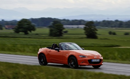 2019 Mazda MX-5 Miata 30th Anniversary Edition Front Three-Quarter Wallpapers 450x275 (49)