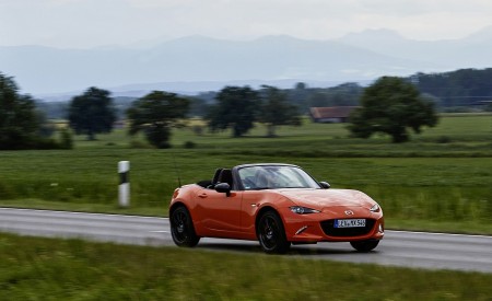 2019 Mazda MX-5 Miata 30th Anniversary Edition Front Three-Quarter Wallpapers 450x275 (50)