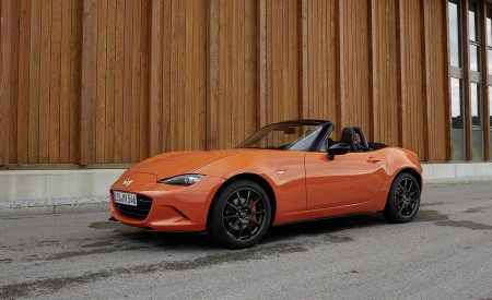 2019 Mazda MX-5 Miata 30th Anniversary Edition Front Three-Quarter Wallpapers 450x275 (55)