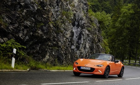 2019 Mazda MX-5 Miata 30th Anniversary Edition Front Three-Quarter Wallpapers 450x275 (56)