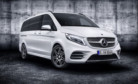 2019 Mercedes-Benz V-Class AMG Line (Color: Mountain Crystal White Metallic) Front Three-Quarter Wallpapers 450x275 (68)