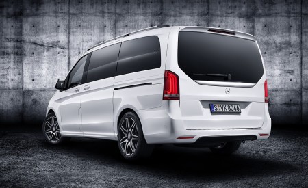 2019 Mercedes-Benz V-Class AMG Line (Color: Mountain Crystal White Metallic) Rear Three-Quarter Wallpapers 450x275 (69)