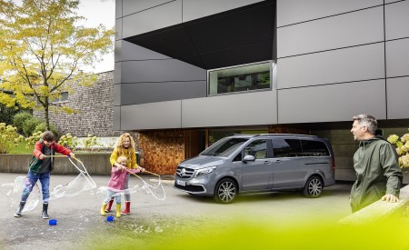 2019 Mercedes-Benz V-Class EXCLUSIVE Line (Color: Selenit Grey Metallic) Front Three-Quarter Wallpapers 450x275 (14)