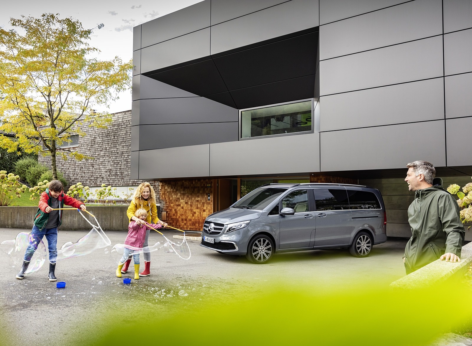 2019 Mercedes-Benz V-Class EXCLUSIVE Line (Color: Selenit Grey Metallic) Front Three-Quarter Wallpapers (14)