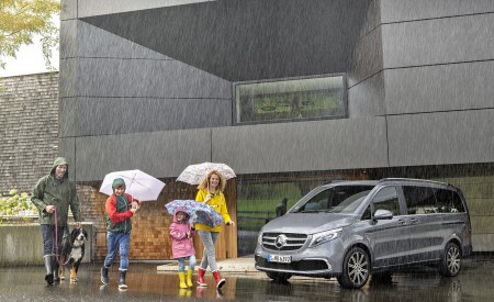 2019 Mercedes-Benz V-Class EXCLUSIVE Line (Color: Selenit Grey Metallic) Front Three-Quarter Wallpapers 450x275 (15)