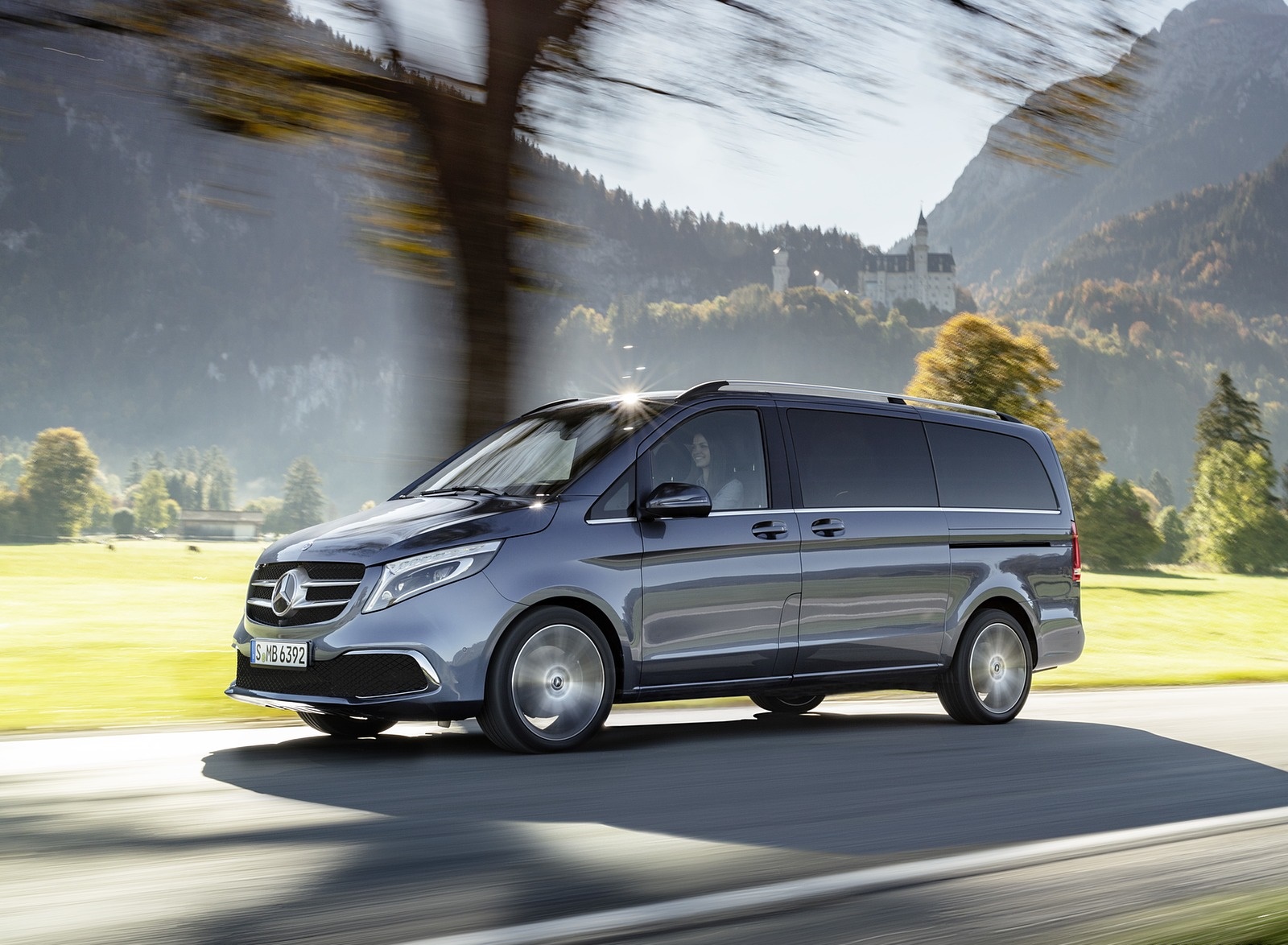 2019 Mercedes-Benz V-Class EXCLUSIVE Line (Color: Selenit Grey Metallic) Front Three-Quarter Wallpapers (2)