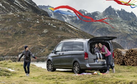 2019 Mercedes-Benz V-Class EXCLUSIVE Line (Color: Selenit Grey Metallic) Rear Three-Quarter Wallpapers 450x275 (28)