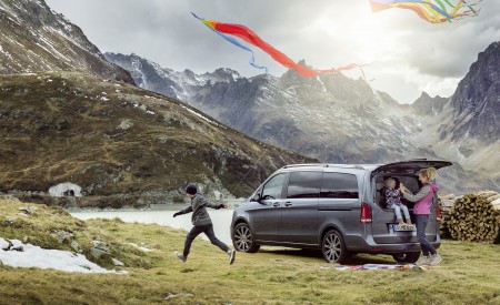 2019 Mercedes-Benz V-Class EXCLUSIVE Line (Color: Selenit Grey Metallic) Rear Three-Quarter Wallpapers 450x275 (29)