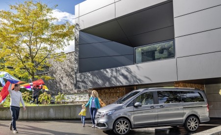 2019 Mercedes-Benz V-Class EXCLUSIVE Line (Color: Selenit Grey Metallic) Side Wallpapers 450x275 (20)