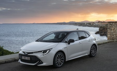 2019 Toyota Corolla Hatchback Hybrid 1.8L White Bitone (EU-Spec) Front Three-Quarter Wallpapers 450x275 (64)