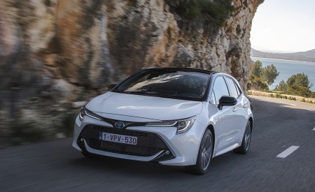 2019 Toyota Corolla Hatchback Hybrid 1.8L White Bitone (EU-Spec) Front Three-Quarter Wallpapers 450x275 (58)