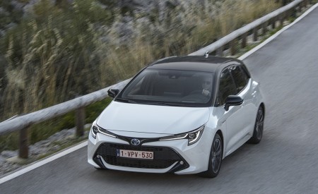 2019 Toyota Corolla Hatchback Hybrid 1.8L White Bitone (EU-Spec) Front Three-Quarter Wallpapers 450x275 (48)