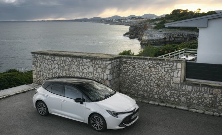 2019 Toyota Corolla Hatchback Hybrid 1.8L White Bitone (EU-Spec) Front Three-Quarter Wallpapers 450x275 (65)