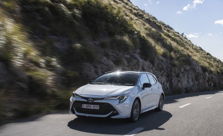 2019 Toyota Corolla Hatchback Hybrid 1.8L White Bitone (EU-Spec) Front Three-Quarter Wallpapers 450x275 (59)