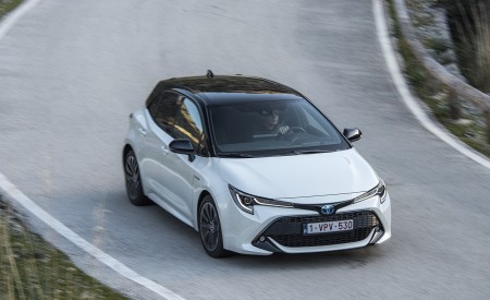 2019 Toyota Corolla Hatchback Hybrid 1.8L White Bitone (EU-Spec) Front Three-Quarter Wallpapers 450x275 (53)