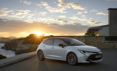 2019 Toyota Corolla Hatchback Hybrid 1.8L White Bitone (EU-Spec) Front Three-Quarter Wallpapers 450x275 (60)