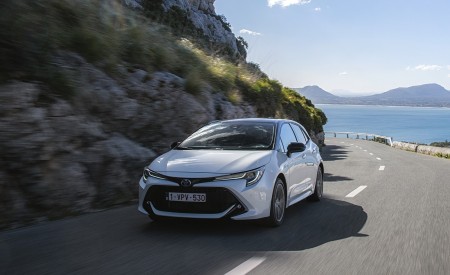 2019 Toyota Corolla Hatchback Hybrid 1.8L White Bitone (EU-Spec) Front Three-Quarter Wallpapers 450x275 (54)