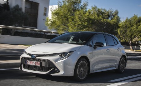 2019 Toyota Corolla Hatchback Hybrid 1.8L White Bitone (EU-Spec) Front Three-Quarter Wallpapers 450x275 (49)