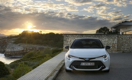 2019 Toyota Corolla Hatchback Hybrid 1.8L White Bitone (EU-Spec) Front Wallpapers 450x275 (61)