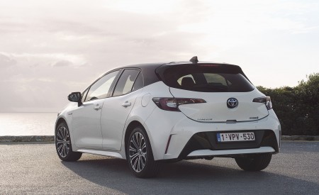 2019 Toyota Corolla Hatchback Hybrid 1.8L White Bitone (EU-Spec) Rear Three-Quarter Wallpapers 450x275 (67)
