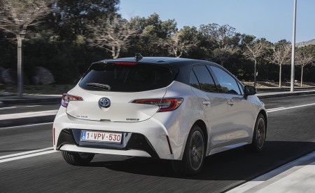 2019 Toyota Corolla Hatchback Hybrid 1.8L White Bitone (EU-Spec) Rear Three-Quarter Wallpapers 450x275 (50)