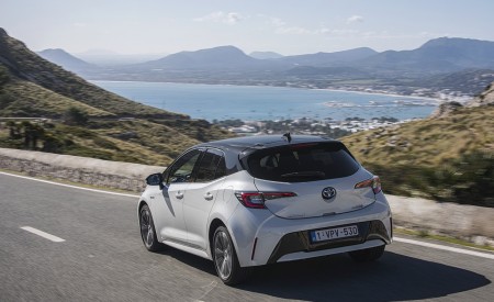 2019 Toyota Corolla Hatchback Hybrid 1.8L White Bitone (EU-Spec) Rear Three-Quarter Wallpapers 450x275 (55)