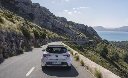 2019 Toyota Corolla Hatchback Hybrid 1.8L White Bitone (EU-Spec) Rear Wallpapers 450x275 (62)