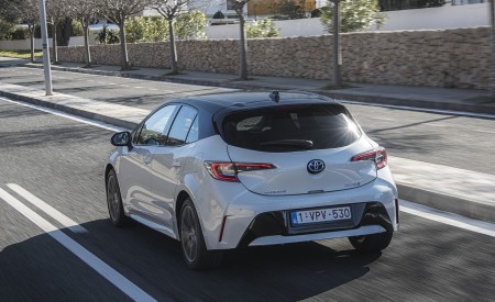 2019 Toyota Corolla Hatchback Hybrid 1.8L White Bitone (EU-Spec) Rear Wallpapers 450x275 (57)