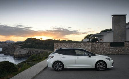 2019 Toyota Corolla Hatchback Hybrid 1.8L White Bitone (EU-Spec) Side Wallpapers 450x275 (63)