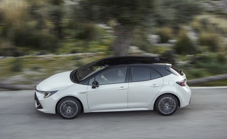2019 Toyota Corolla Hatchback Hybrid 1.8L White Bitone (EU-Spec) Side Wallpapers 450x275 (52)