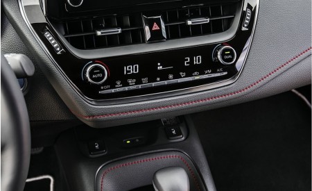 2019 Toyota Corolla Hatchback Hybrid 2.0L Red bitone (EU-Spec) Central Console Wallpapers 450x275 (47)