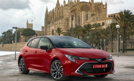 2019 Toyota Corolla Hatchback Hybrid 2.0L Red bitone (EU-Spec) Front Three-Quarter Wallpapers 450x275 (28)