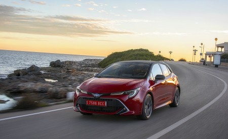 2019 Toyota Corolla Hatchback Hybrid 2.0L Red bitone (EU-Spec) Front Three-Quarter Wallpapers 450x275 (23)