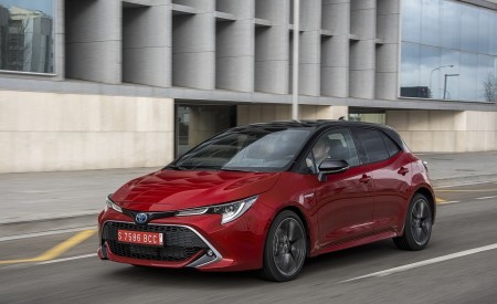 2019 Toyota Corolla Hatchback Hybrid 2.0L Red bitone (EU-Spec) Front Three-Quarter Wallpapers 450x275 (18)