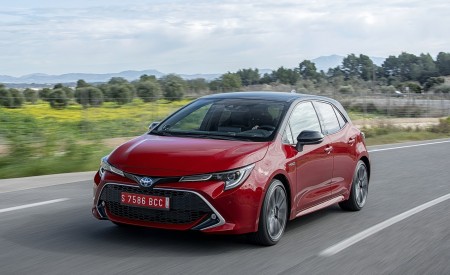 2019 Toyota Corolla Hatchback Hybrid 2.0L Red bitone (EU-Spec) Front Three-Quarter Wallpapers 450x275 (11)