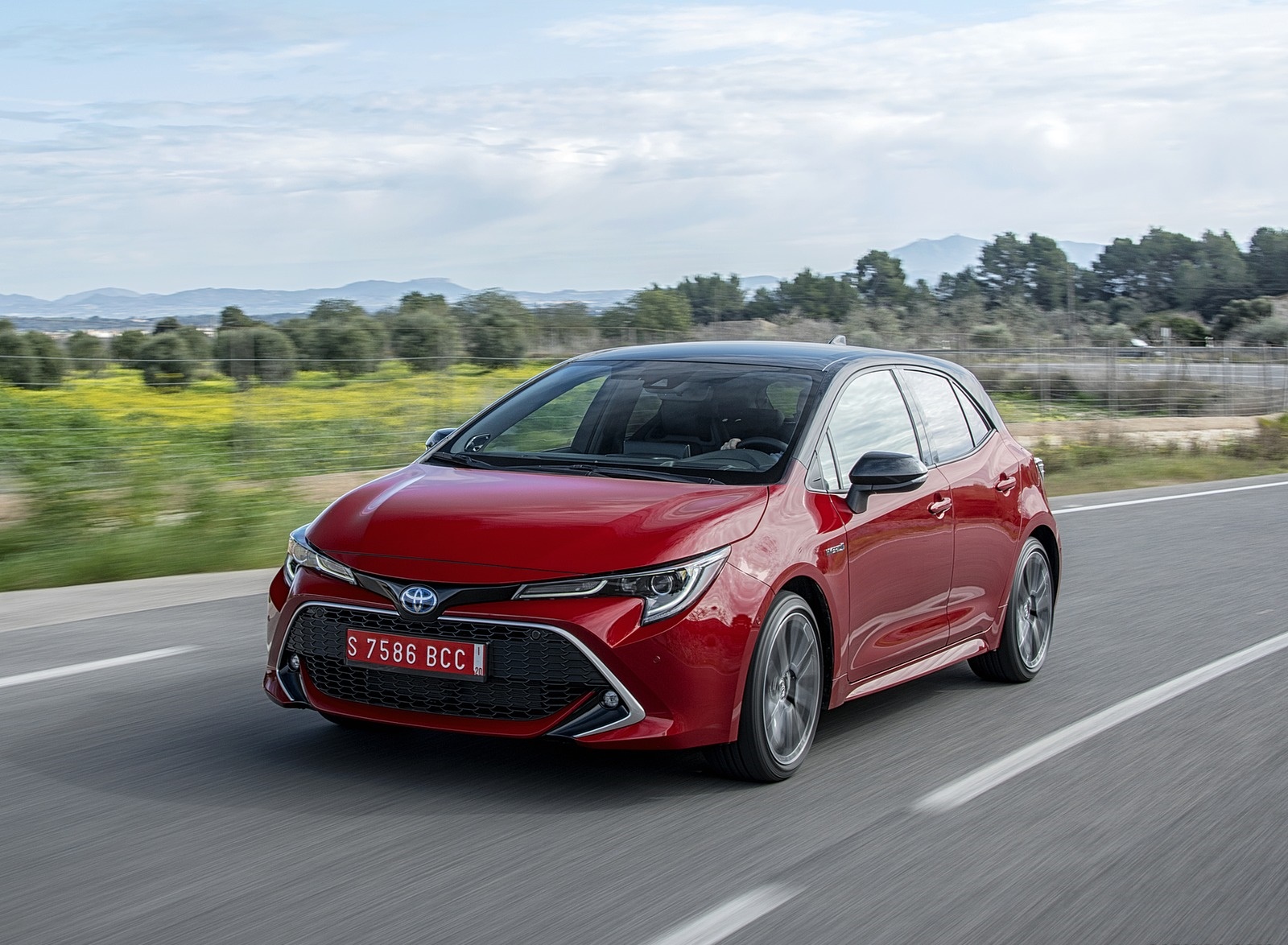 2019 Toyota Corolla Hatchback Hybrid 2.0L Red bitone (EU-Spec) Front Three-Quarter Wallpapers (11)